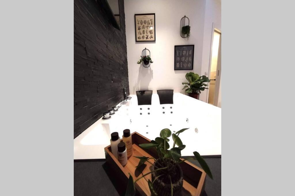 Elegante Open Space Con Vasca Idromassaggio A Trastevere المظهر الخارجي الصورة