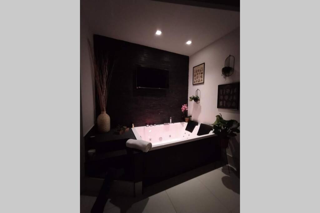Elegante Open Space Con Vasca Idromassaggio A Trastevere المظهر الخارجي الصورة
